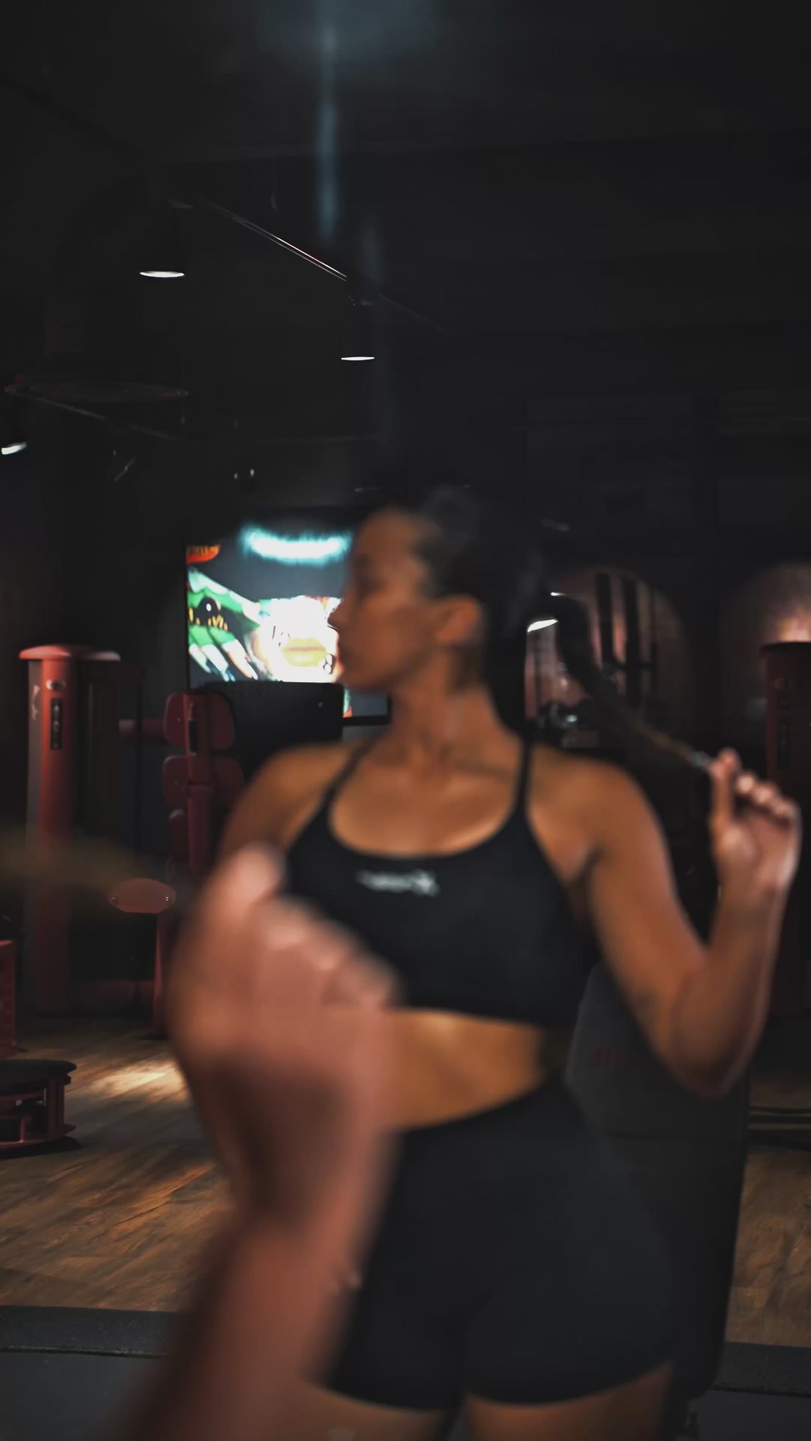 Xperf - femme en squat avec barre, salle de sport